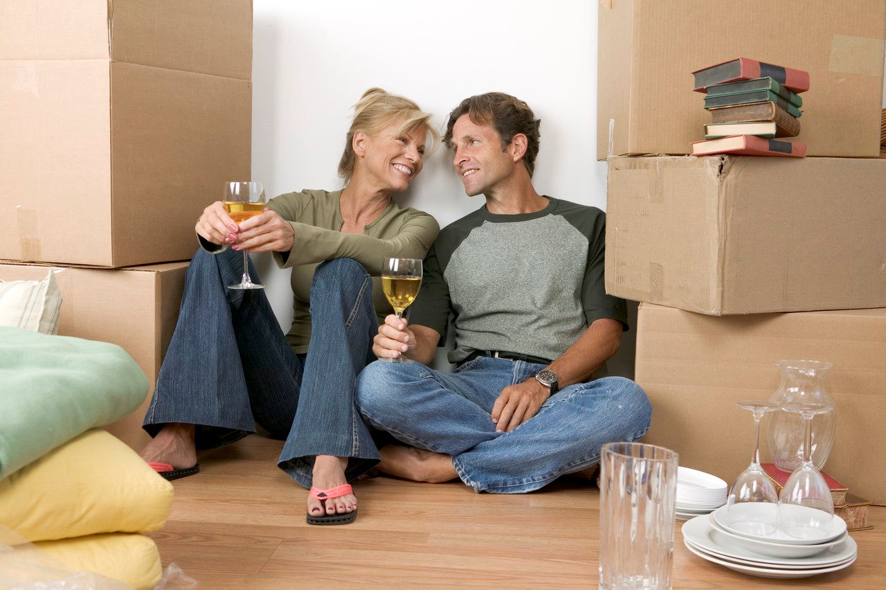 Переехать жить вместе. Семья в новой квартире. Жить в новой квартире. Заселение в квартиру. Люди в новой квартире.